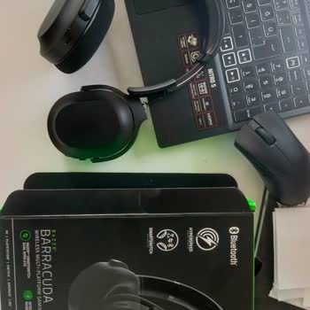 Solicito cambio por grieta crónica en plástico izquierdo de Razer Barracuda