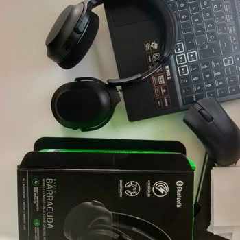 Solicito cambio por grieta crónica en plástico izquierdo de Razer Barracuda