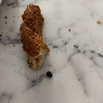 Aldığım Simidin İçinden Büyük Taş Çıktı Dişim Kırılabilirdi