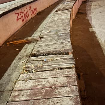 Sahildeki Oturma Alanlarının Bakımsızlığı Çocuklarımızı Olumsuz Etkiliyor