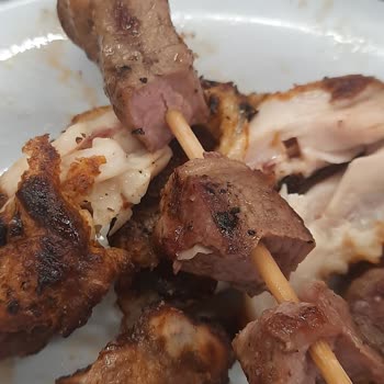 Köfteci Yusuf'ta Pişmemiş Ve Kokmuş Etler, İlgisiz Hizmet