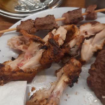 Köfteci Yusuf'ta Pişmemiş Ve Kokmuş Etler, İlgisiz Hizmet