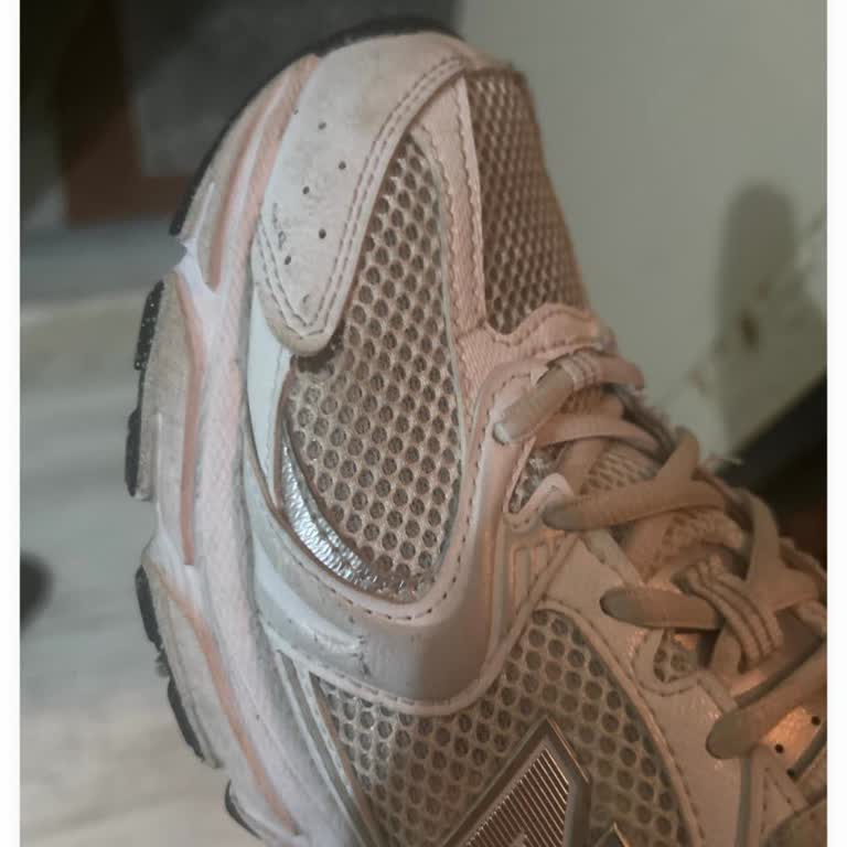 Kısa Sürede Yırtılan New Balance Ayakkabı İçin Değişim Talebi