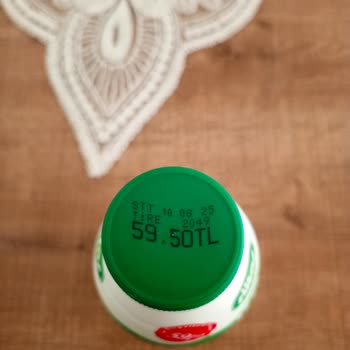 Tarihi Geçmiş Ürün Satışı Ve İlgisiz Mağaza Personeli