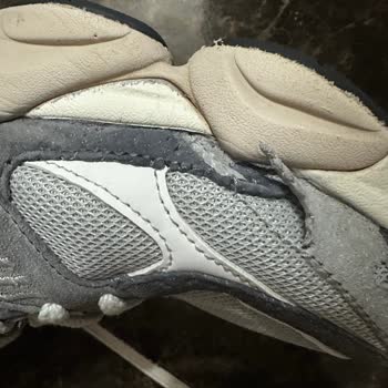 Kısa Sürede Parçalanan Ayakkabı Ve İlgisiz Mağaza