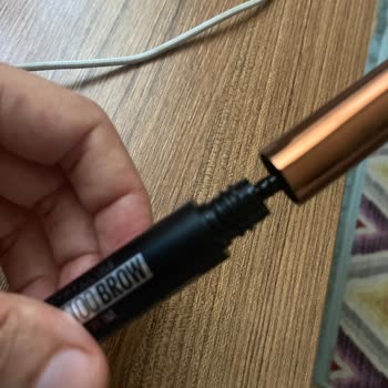 Maybelline Tattoo Brow färbt grün und kann nach Gebrauch nicht zurückgegeben werden