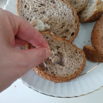 Mersin Çağdaşkent Luna Patiseri Ürünlere Dikkat Etmiyor!