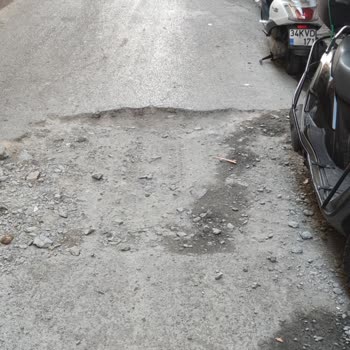 Kazı Sonrası Yol Onarımı Yapılmadı, Çocuklar Ve Araçlar Risk Altında