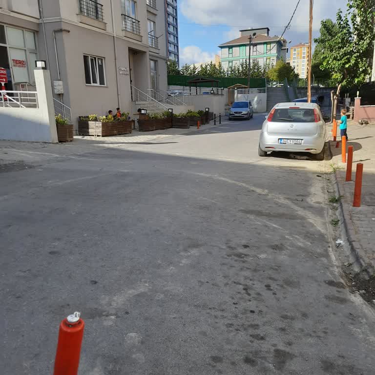 Çıkmaz Sokakta Yüksek Hız Ve Yetersiz Tabela Nedeniyle Çocuklarımız Tehlikede