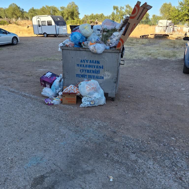 Ayvalık'ta Yazın Artan Çöp Sorunu Ve Kötü Koku