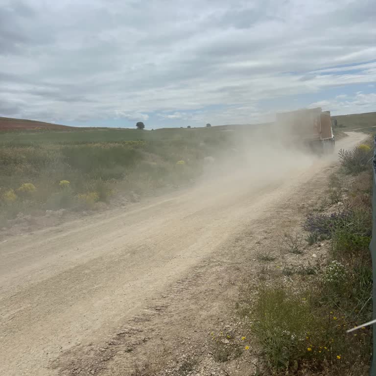 Hafriyat Kamyonlarının Tozu Mahsulümüze Ve Evlerimize Zarar Veriyor