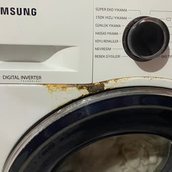 Yeni Alınan Çamaşır Makinesinin Ön Kısmı Kısa Sürede Paslandı