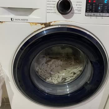 Yeni Alınan Çamaşır Makinesinin Ön Kısmı Kısa Sürede Paslandı