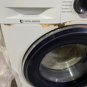Yeni Alınan Çamaşır Makinesinin Ön Kısmı Kısa Sürede Paslandı