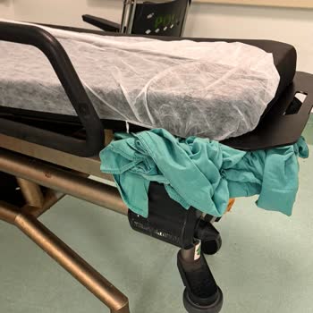 Hastanede Sedyeden Düşen Annemin Kolu Kırıldı Bilgi Alamıyoruz