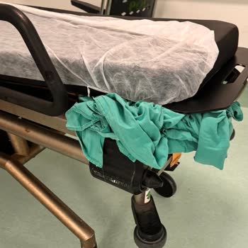 Hastanede Sedyeden Düşen Annemin Kolu Kırıldı Bilgi Alamıyoruz