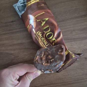 Aldığım Dondurmanın Yarısı Eksikti, Güvenim Sarsıldı