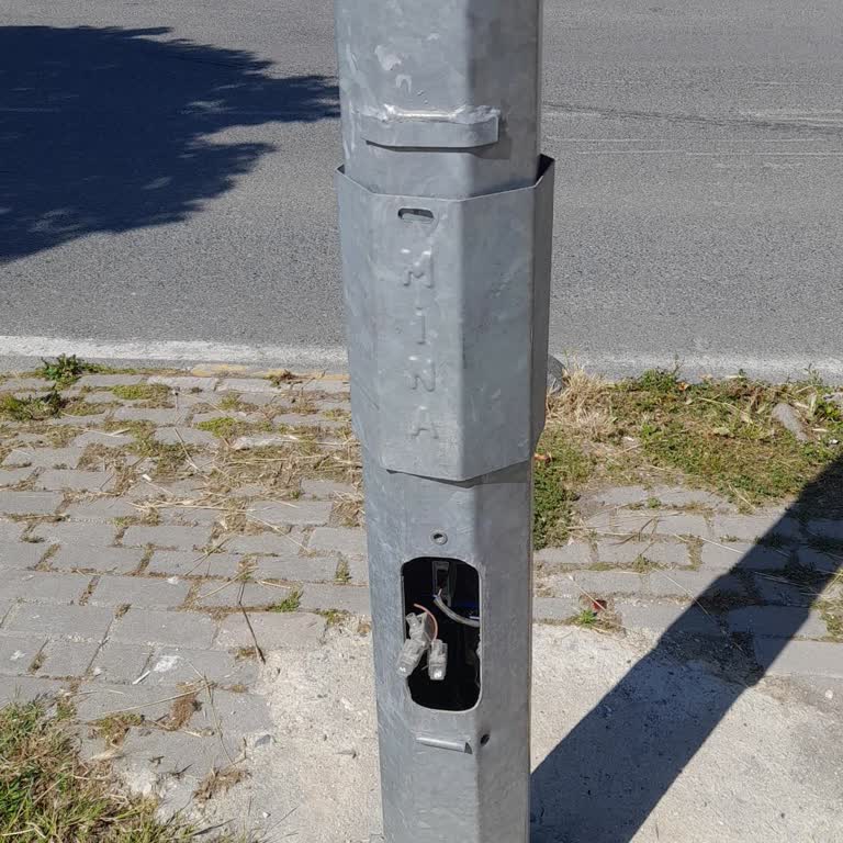 Üç Aydır Onarılmayan Sokak Lambası Mahallede Güvenlik Riski Yaratıyor