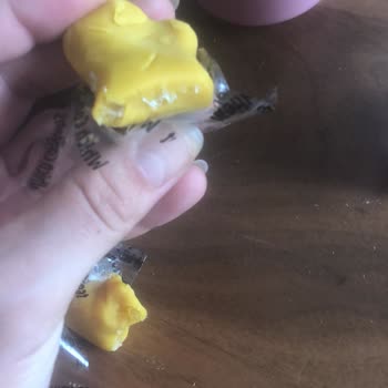 Barbie Sürpriz Yumurtadan Çıkan Oyun Hamurunda Cam Parçası Tehlikesi