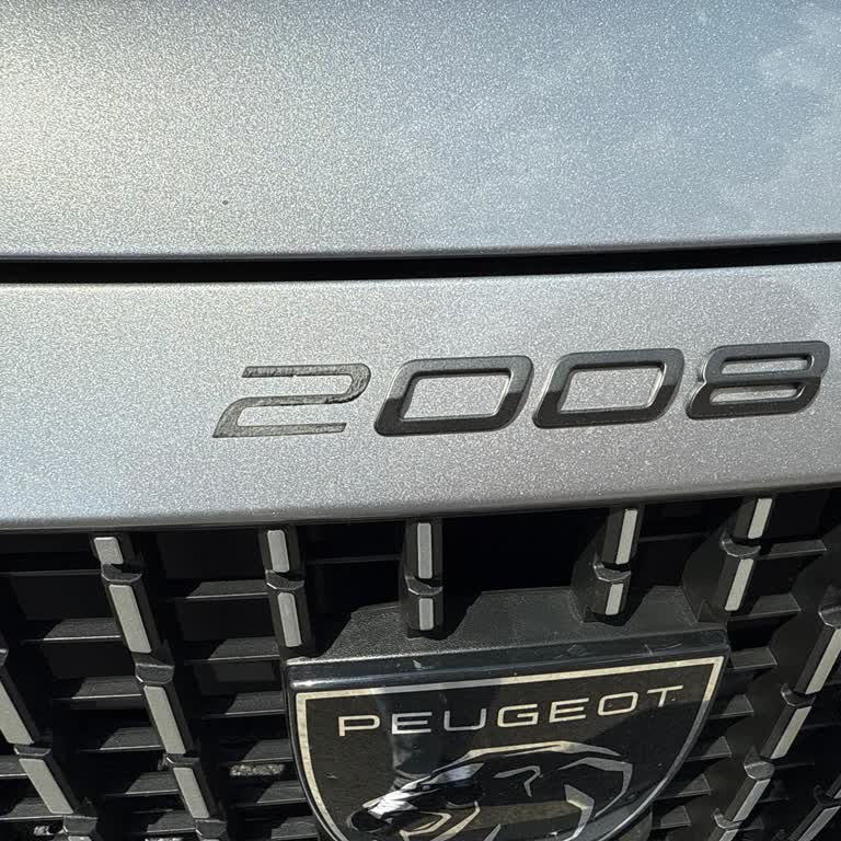 Peugeot E-2008 Logosu Seyir Halinde Düştü Garanti Kapsamı Dışı Bırakıldı