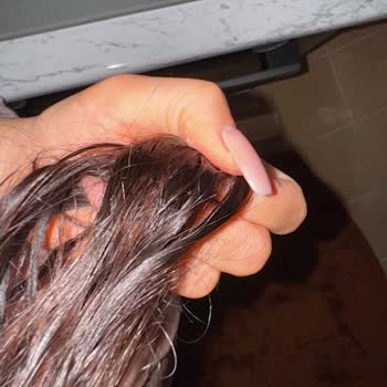 Saç Kaynak Atölyesi (Bakırköy) Naylon Saça Doğal Diye Yanıltıyor