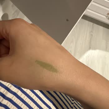 Тату Maybelline Brown, брови стал зелёным.