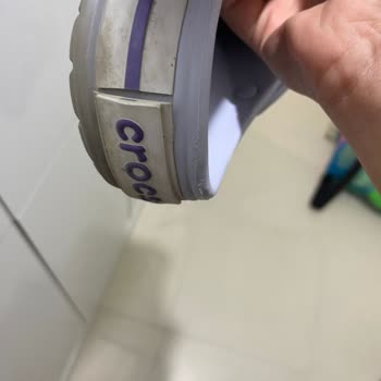 Yeni Aldığım Crocs Terlikte Kısa Sürede Etiket Ve Bant Açılması
