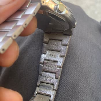 Kısa Sürede Soyulan Saat Kordonu Ve İlgisiz Satıcı