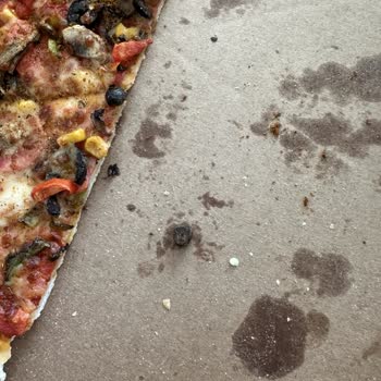 Pizzadan Çıkan Zeytin Çekirdeği Sağlığımı Tehlikeye Attı!