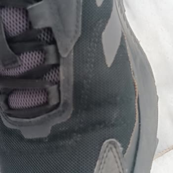 Kısa Sürede Yırtılan Adidas Ayakkabıya FLO'dan Olumsuz İnceleme Yanıtı