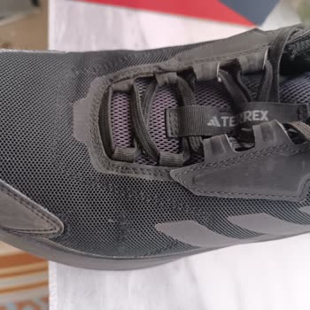 Kısa Sürede Yırtılan Adidas Ayakkabıya FLO'dan Olumsuz İnceleme Yanıtı