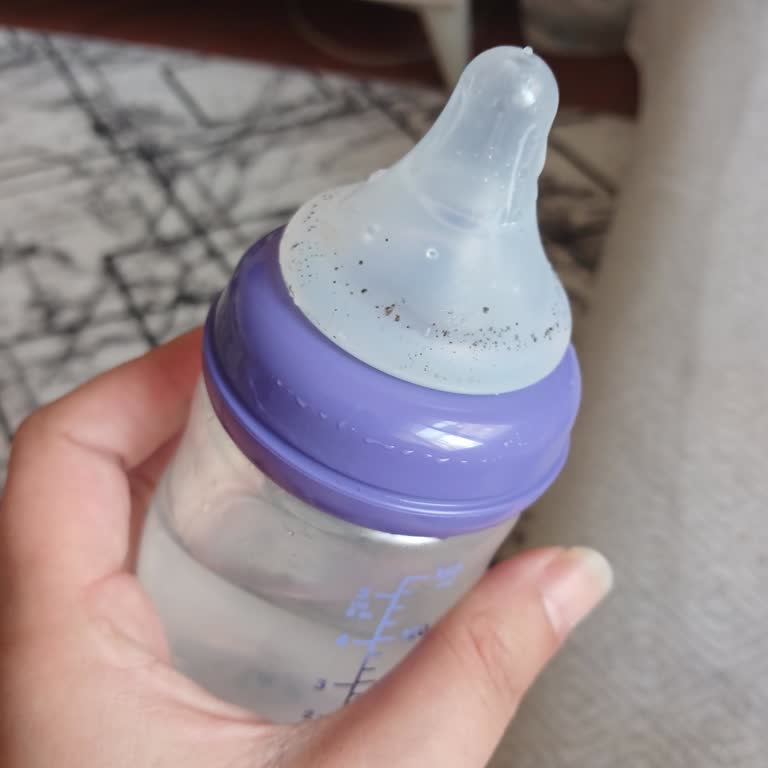 Lansinoh Biberon Emziğinde Oluşan Siyah Noktalar Kullanımı Engelliyor