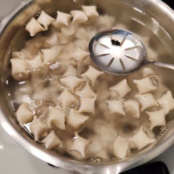 Akdeniz Toros Mantı Paketinden Çıkan Sinek Güvenimi Sarstı