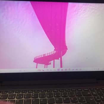 Lenovo Laptopta Yaygın Pembe Ekran Sorunu Ve Destek Beklentisi