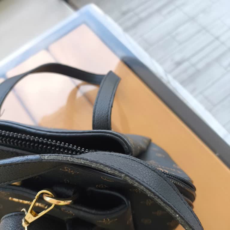 Markalı Çantanın Askı Derisi Kısa Sürede Soyuldu, Garanti Süresi Şaşırttı