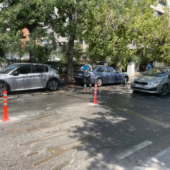 Kaldırımda Araba Yıkayanlar Yüzünden Sırılsıklam Oldum