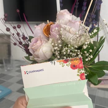 Evlilik Yıldönümünde Gelen Çiçek Ve Çikolata Hayal Kırıklığı Yaşattı