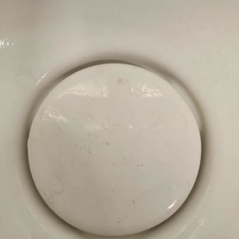 Cerastyle Klozet Ve Lavaboda Leke Sorunu, Firma Çözüm Sunmuyor