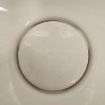 Cerastyle Klozet Ve Lavaboda Leke Sorunu, Firma Çözüm Sunmuyor