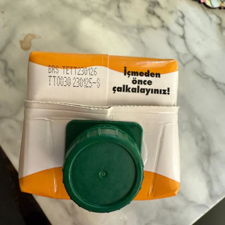 Kayısı Nektarı Ambalajında Şeftali Nektarı Ve İlgisiz Müşteri Hizmetleri