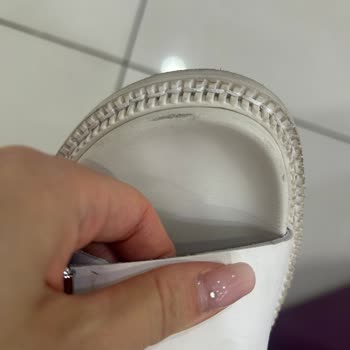 Üç Kez Giyilen Tommy Hilfiger Terliğin Hemen Deforme Olması Ve Boynerin İlgisizliği