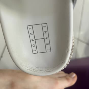 Üç Kez Giyilen Tommy Hilfiger Terliğin Hemen Deforme Olması Ve Boynerin İlgisizliği