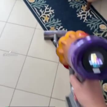 Dyson Dikey Süpürgem Kendiliğinden Kapanıyor!