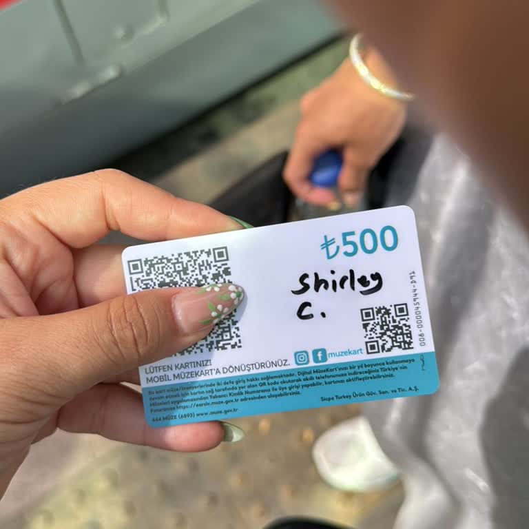 Müze Kart İle Saraylara Giremeyince Kandırılmış Ve Mağdur Hissediyoruz