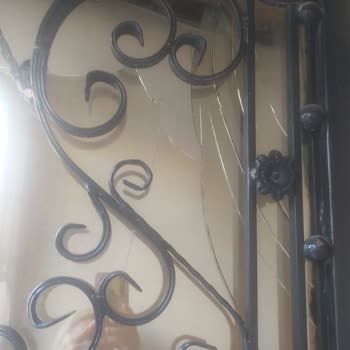 UPS Türkiye Görevlisinin Dikkatsizliği Sonucu Apartman Kapısı Zarar Gördü