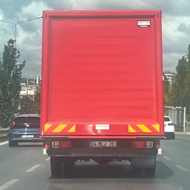 Coca-Cola Aracı Trafikte Tehlikeli Şekilde Sıkıştırdı