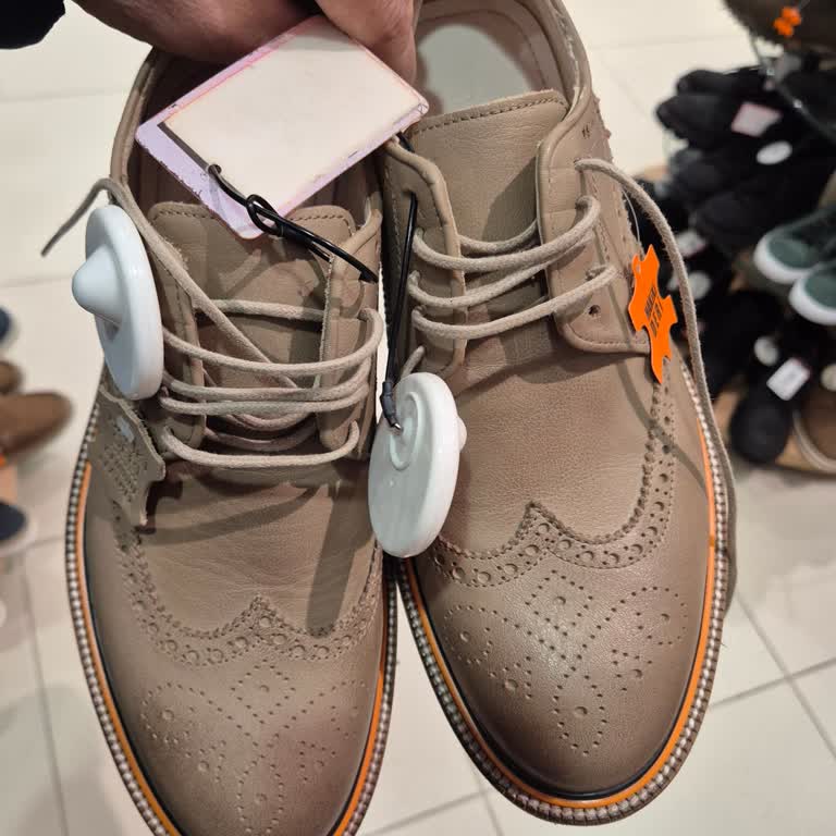 Ayakkabım Çorabımı Sürekli Boyuyor, Giymeye Korkuyorum