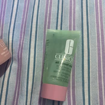 I Received a Defective Clinique Face Wash Bottle That Looks Poorly Printed and Suspicious