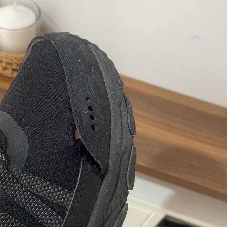 Su Geçirmez Spor Ayakkabının Dikiş Yerinden Açılması Ve Olumsuz İnceleme Sonucu