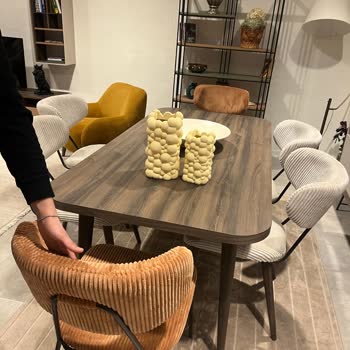 Aldığım Masada Bariz Renk Farkı Ve İlgisiz Servis!